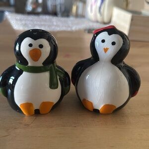 Penguin salt and pepper shakers ! Super cute and great condition.